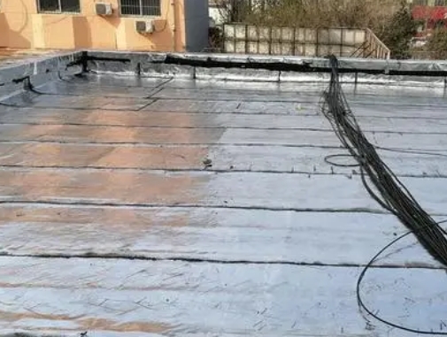 兰西卫生间漏水维修公司分享下兰西屋面楼顶防水刚性防水层施工要点。